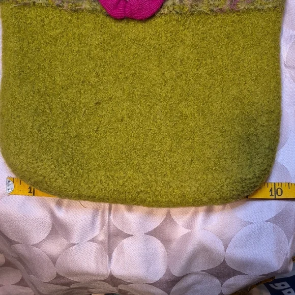 Vibrant Handmade Green Wool Tote with Pink Floral Accent - Picture 9 of 10